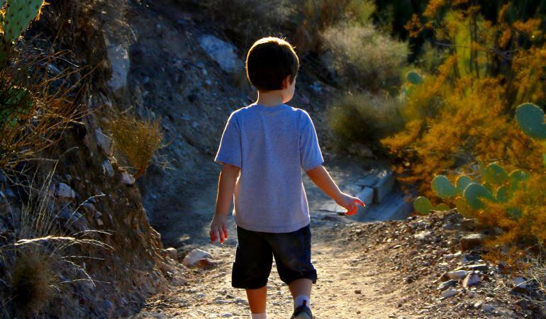 Un niño de corta edad que camina por un sendero.