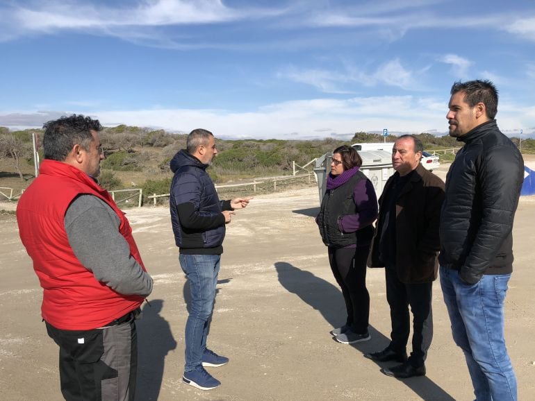 Vicente Granero con vecinos de La Marina