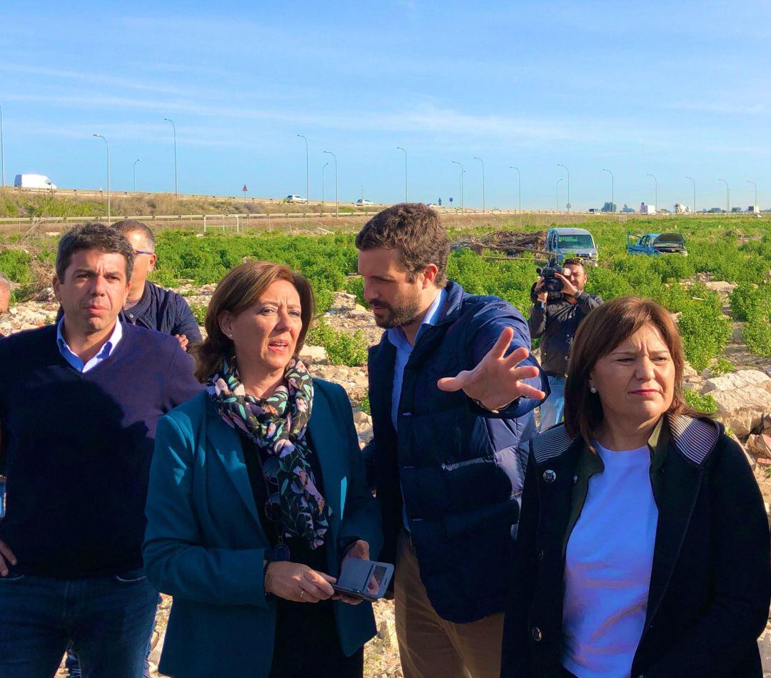 El líder nacional del PP, Pablo Casado, (c), junto a la presidenta regional del partido, Isabel Bonig (d) y la alcaldesa de Almoradí, María Gómez (i), durante su visita a la Vega Baja.