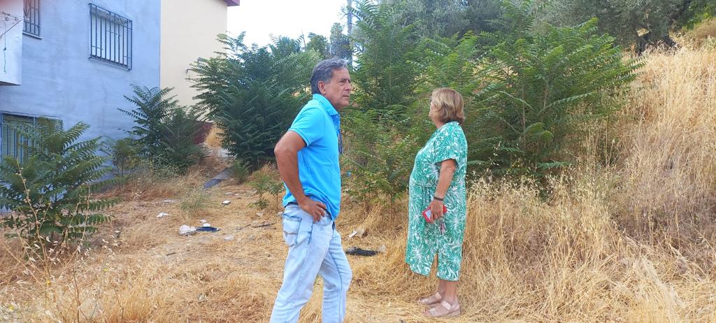 El concejal del PP, Antonio Losa, visita uno de los solares sin desbrozar.