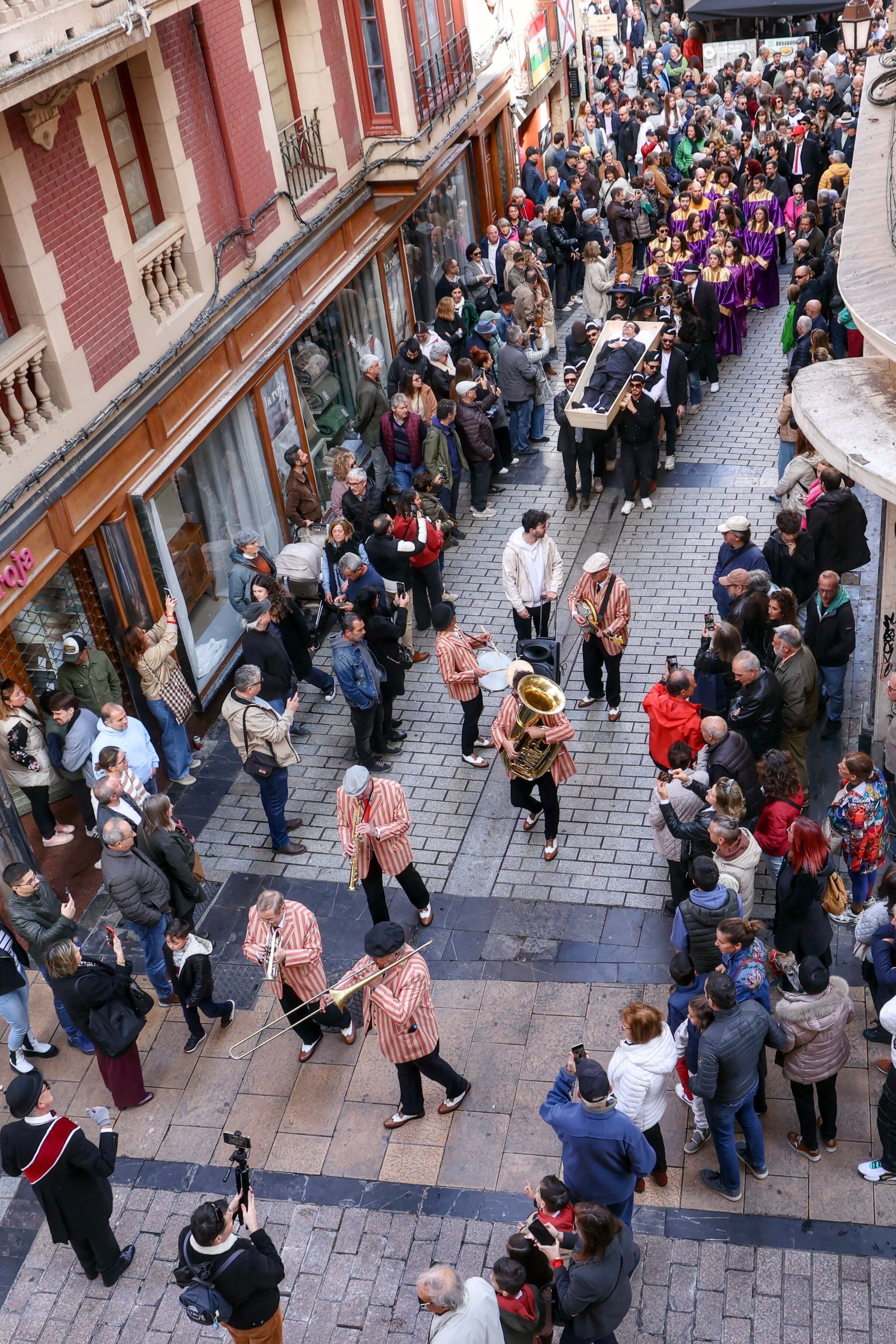 LOGROÑO, 02/11/2025.- Las calles de Logroño se llenan de música con un funeral de Nueva Orleans, protagonizado por Dixiemulando, este domingo. Así arranca la V edición de la Semana de la Cultura del Jazz, RIOJAZZ, un festival que se consolida como una cita imprescindible para los amantes de este género musical, del 2 al 9 de noviembre, La Rioja se convertirá en epicentro del jazz con una programación variada y dirigida a todos los públicos. EFE/Raquel Manzanares