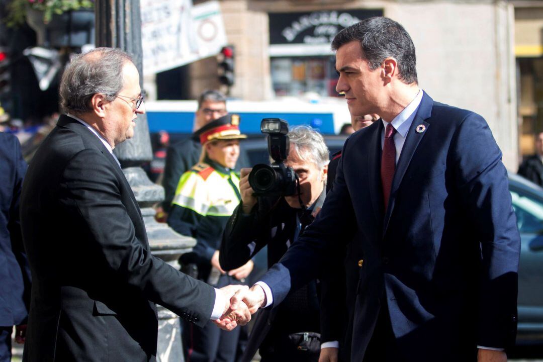 El presidente de la Generalitat, Quim Torra (izq) recibe al presidente del Gobierno, Pedro Sánchez (dech), en el Palau de la Generalitat, antes de su reunión en Barcelona