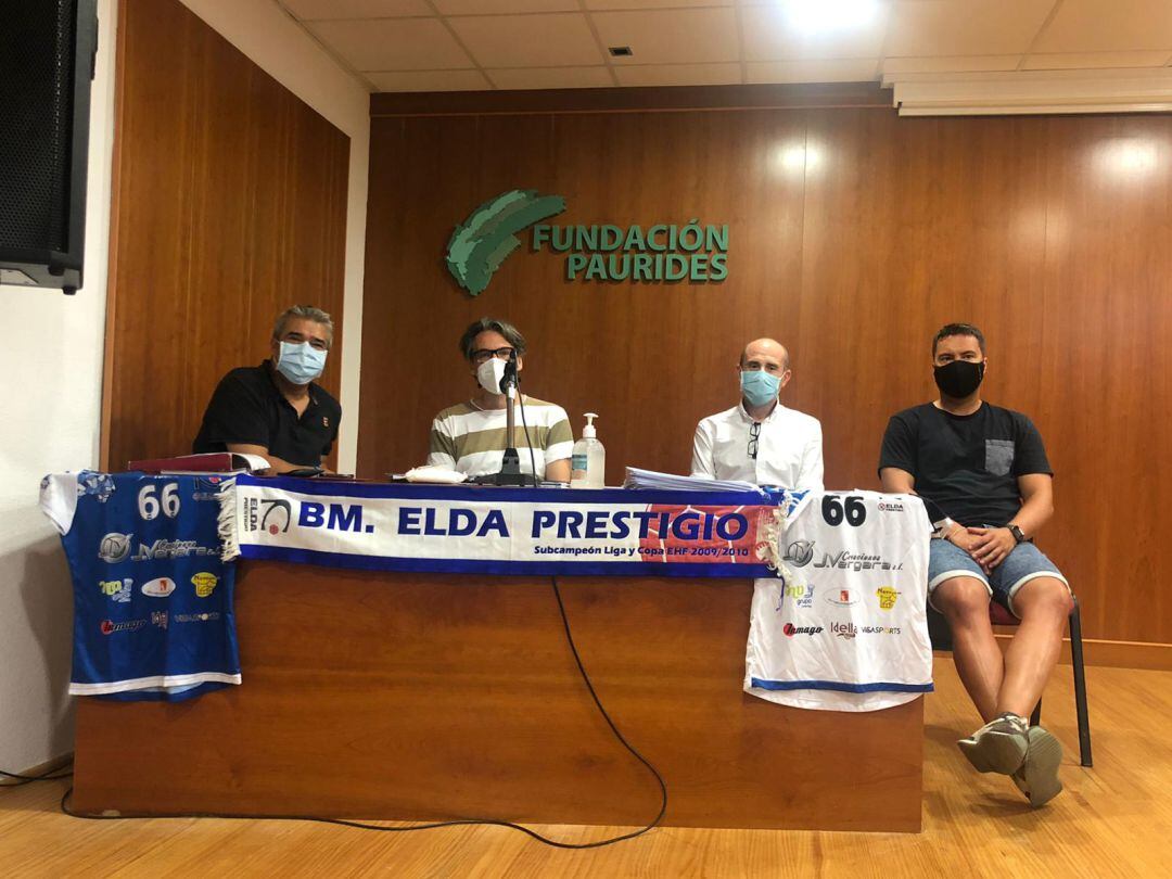 El presidente del Bm. Fem. Elda, Manolo Pastor (2 Izda), con dos directivos y el Dtor. Dptvo.