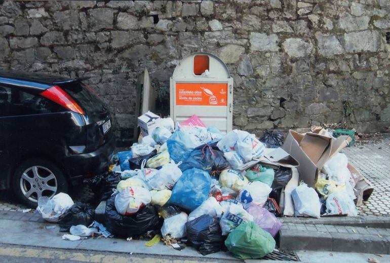 Bolsas de basura junto a un contenedor en Pasaia, en una imagen de archivo.