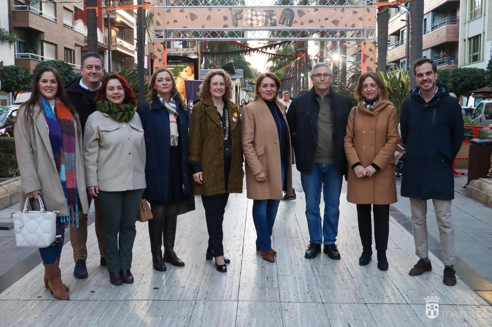 El equipo de gobierno municipal de Torrent, a la entrada de la Feria del Chocolate celebrada en la localidad este fin de semana