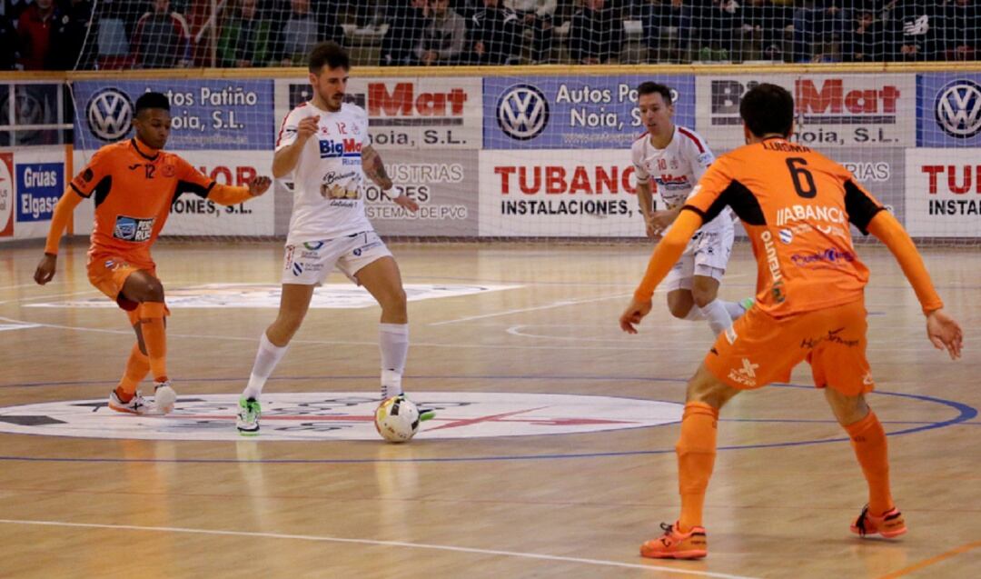 Dani Colorado, en la imagen en el duelo ante el Burela, es duda para el partido en Tenerife