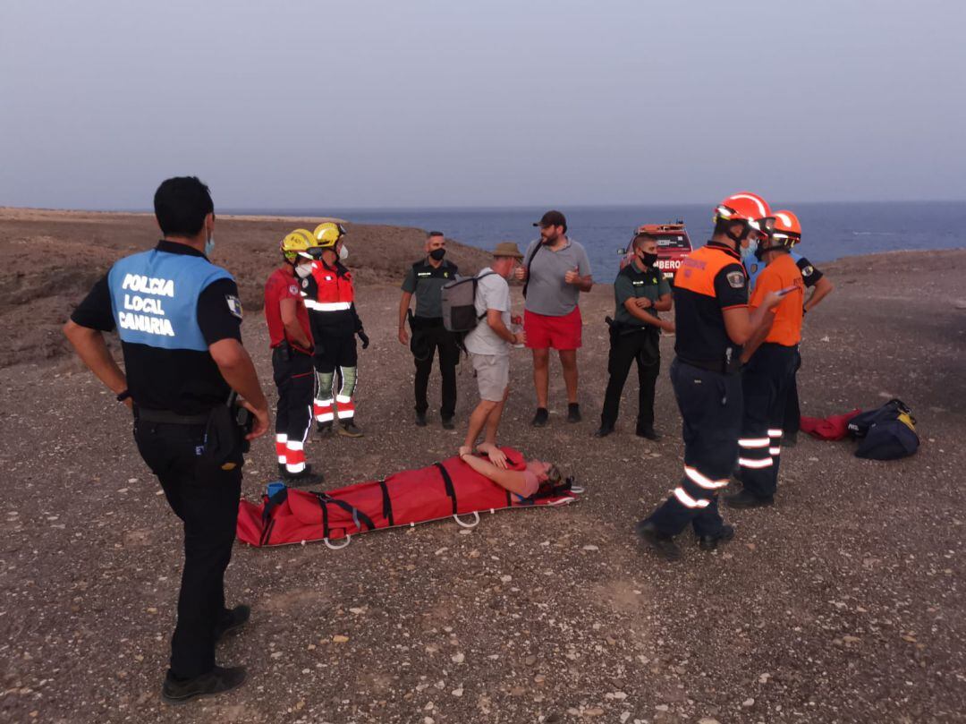 Efectivos de emergencias en uno de los rescates realizados este domingo en el municipio de Yaiza.