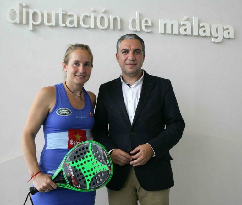 Carolina Navarro junto al presidente de la Diputación, Elías Bendodo