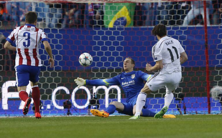 GRA448. MADRID, 14/04/2015.- El centrocampista galés del Real Madrid Gareth Bale (d) dispara a puerta ante el portero esloveno del Atlético de Madrid Jan Oblak (2d), durante el partido de ida de cuartos de final de Liga de Campeones disputado esta noche e