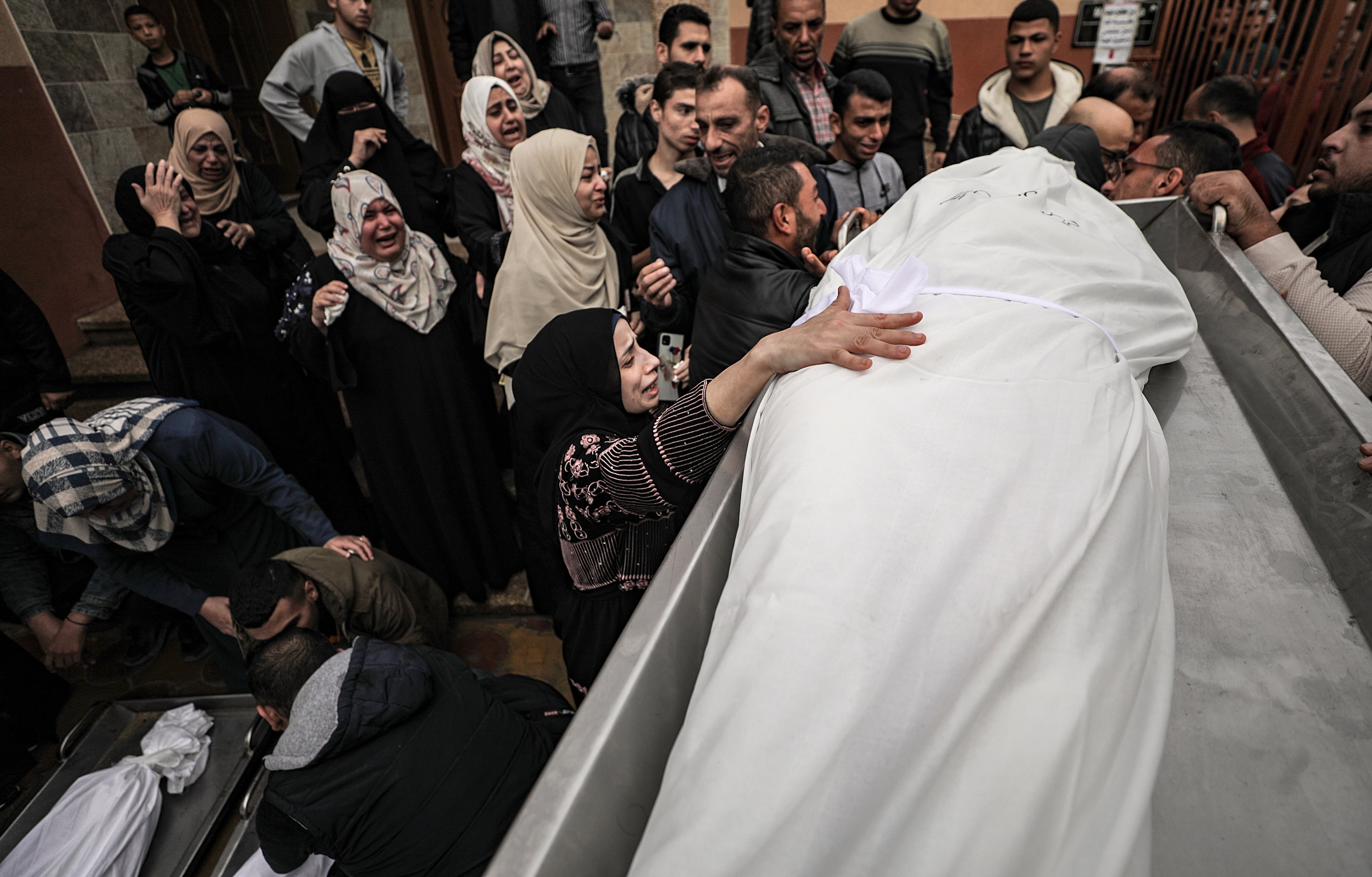 Khan Younis (-), 15/11/2023.- Relatives of Palestinians killed amid the ongoing Israeli-Hamas conflict mourn next to their loved ones&#039; bodies at the Nasser Hospital in Khan Younis, southern Gaza Strip, 15 November 2023. More than 11,100 Palestinians and at least 1,200 Israelis have been killed, according to the Israel Defense Forces (IDF) and the Palestinian health authority, since Hamas militants launched an attack against Israel from the Gaza Strip on 07 October, and the Israeli operations in Gaza and the West Bank which followed it. EFE/EPA/HAITHAM IMAD
