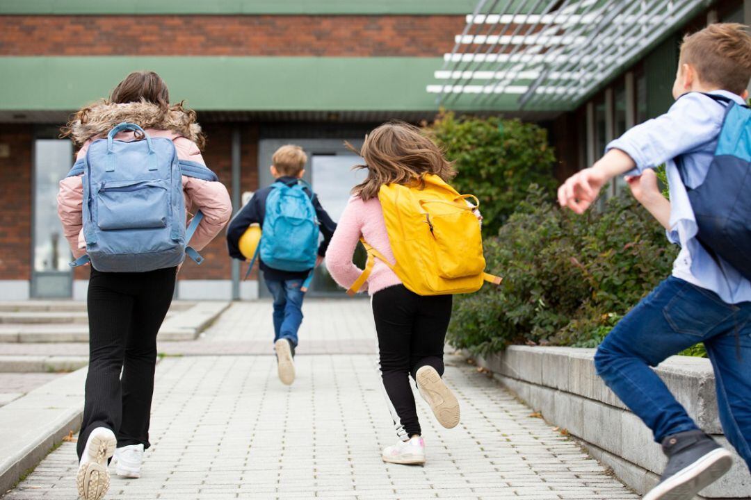 Niños llegando al colegio