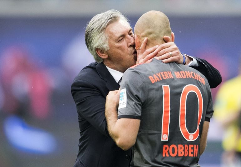 Ancelotti da un beso a Robben en una foto de archivo