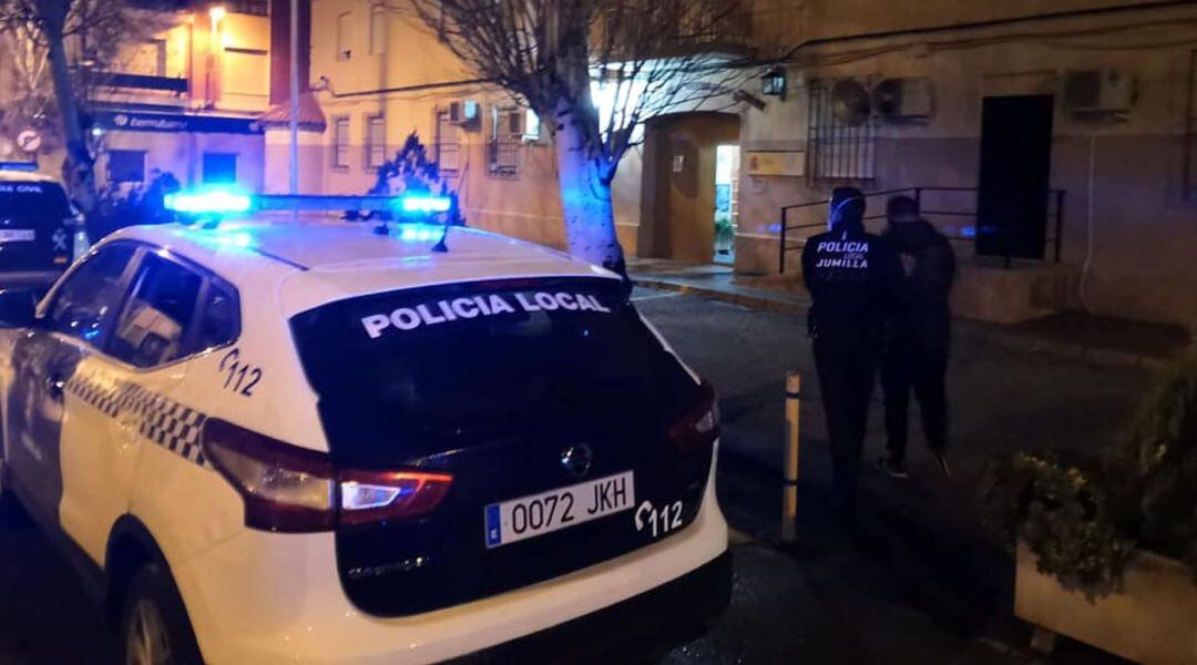 Uno de los detenidos es conducido a dependencias de la Casa Cuartel de la Guardia Civil en Jumilla