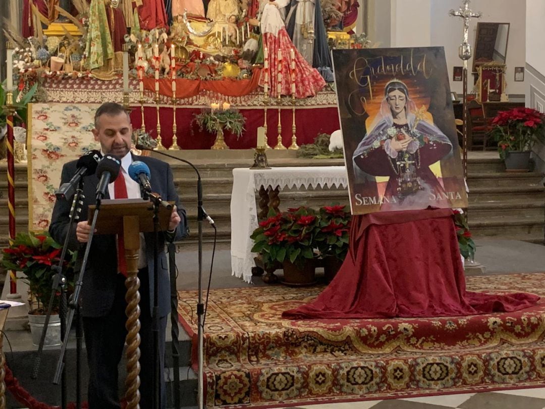 Presentación del cartel de la Semana Santa de Granada de 2022 en la iglesia de San Pedro y san Pablo a cargo del cofrade Josema Gómez, según una pintura del artista bastetano Javier Mateos