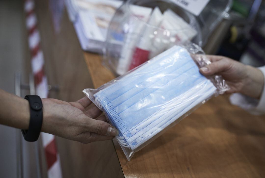 Venta de un paquete de mascarillas en una farmacia.