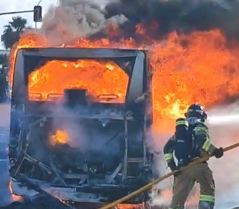 Imagen del autobús ardiendo