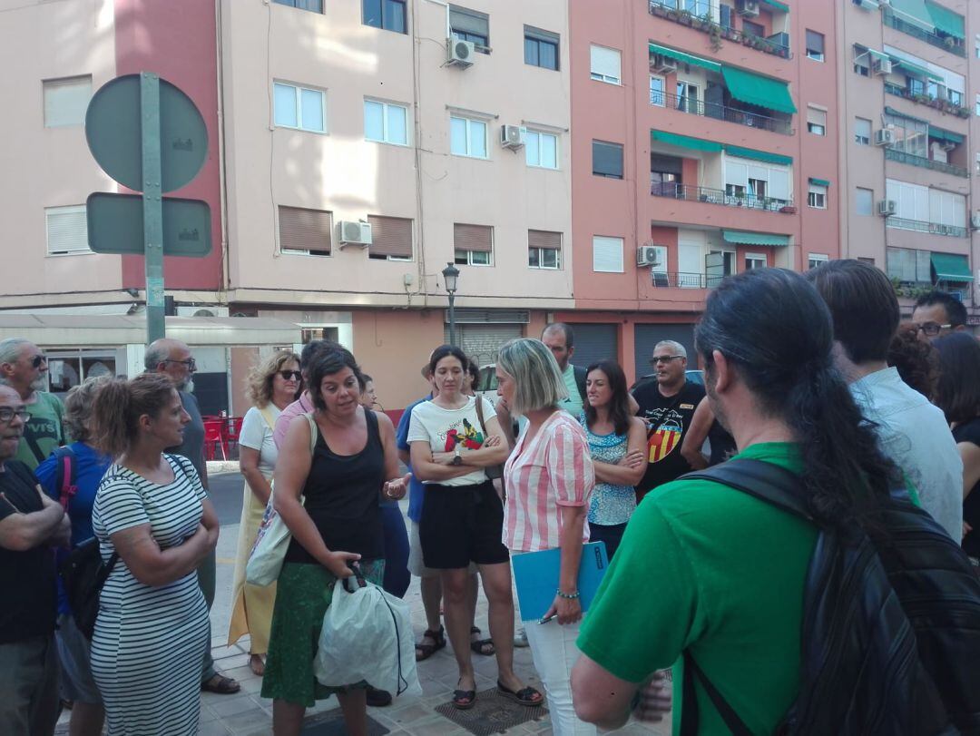 La Secretaria Autonómica de Servicios Sociales, Helena Ferrando, conversa con los representantes de la Coordinadora de Centros de Día de Menores de la Comunitat Valenciana que se han concentrado este martes a las puertas de la sede de la dirección general de Infancia y Adolescencia