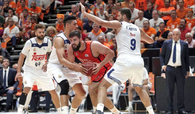 Dubljevic trata de marcharse de Ayón y Felipe Reyes