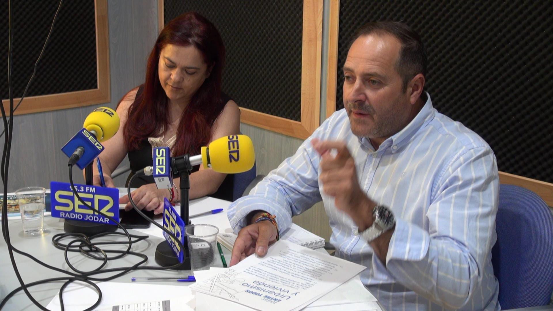 Momento de la intervención del candidato  del PP, Juan Ruiz (Derecha), ante la de C&#039;s, Josefina Cano (izquierda)