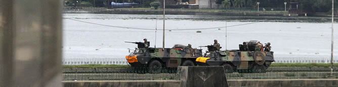 Tanques franceses y personal armado, sobre un puente en Abidjan