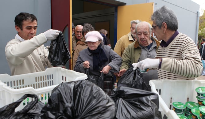 Cientos de personas acuden diariamente a los bancos de alimentos de Grecia