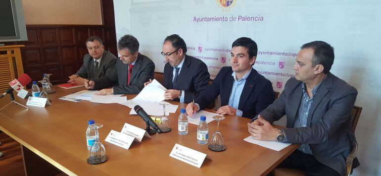 Representantes de Aquona y del equipo de gobierno municipal en la firma del convenio