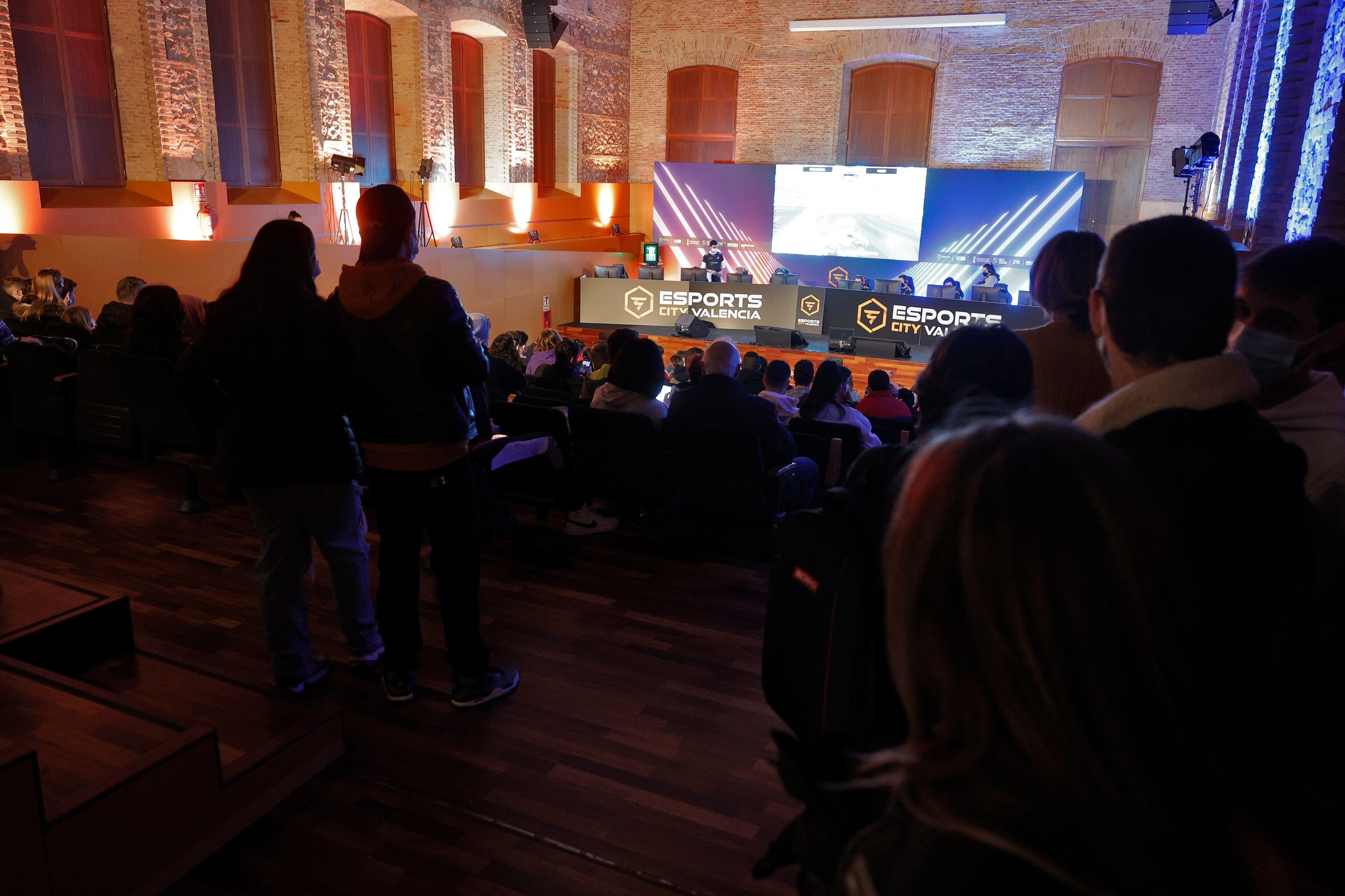 Jóvenes participando en una jornada de Esports