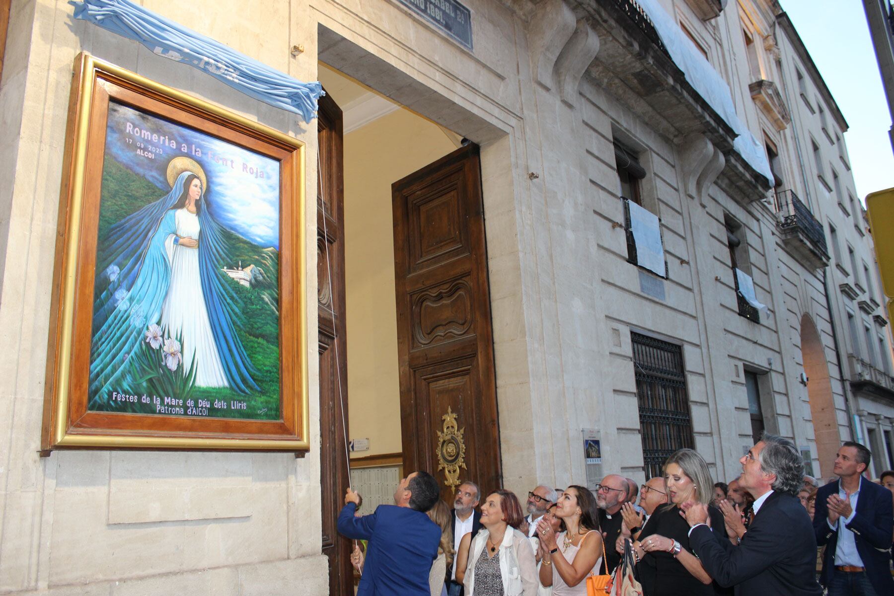 Instante en el que el alcalde Toni Francés descubre el cartel de la Romería a la Font Roja 2023