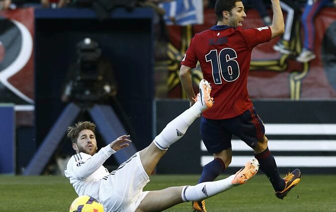 El centrocampista del Osasuna Álvaro Cejudo y el defensa del Real Madrid Sergio Ramos, durante el partido correspondiente a la decimosexta jornada de Liga de Primera División que disputan en el estadio Reyno de Navarra
