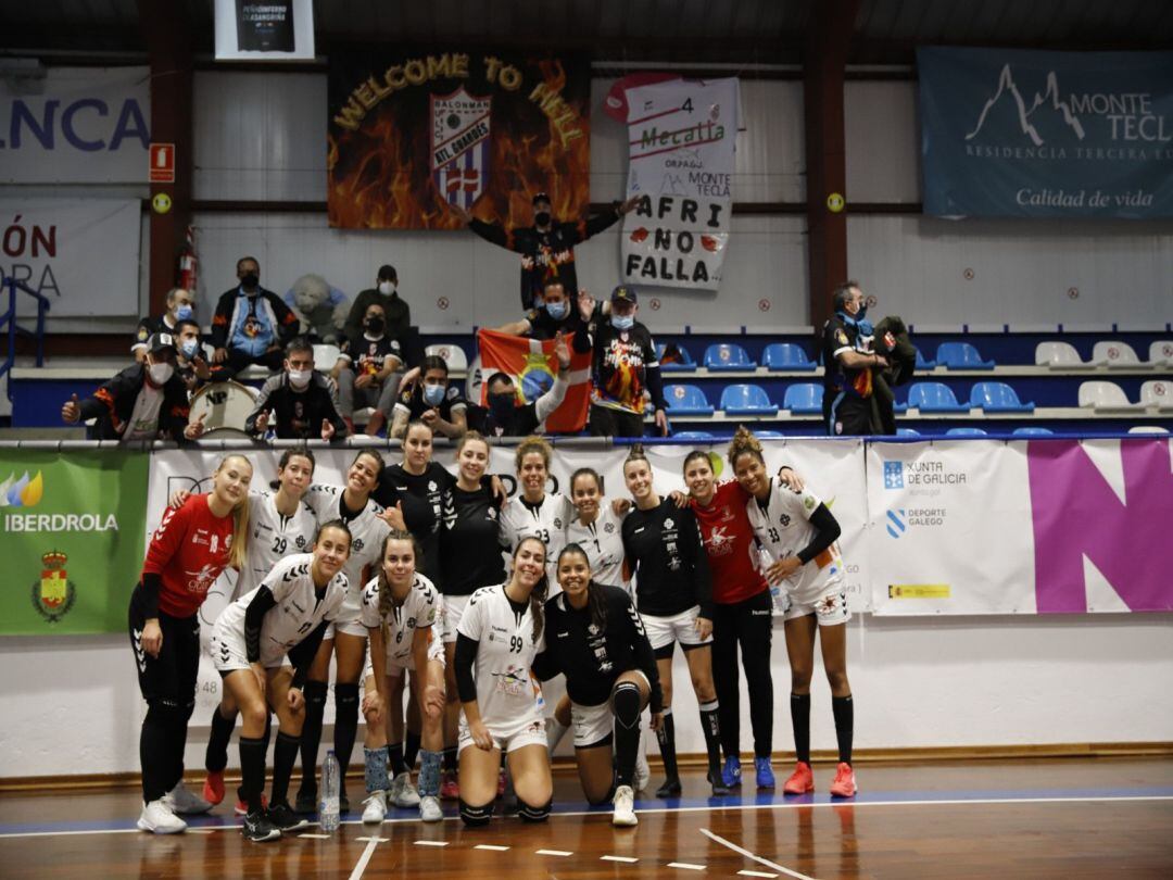 Las jugadoras del CICAR Lanzarote Ciudad de Arrecife en la cancha del Atlético Guardés.