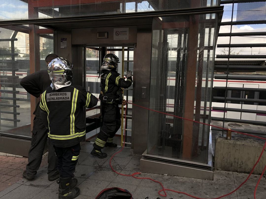 Los Bomberos de Fuenlabrada rescatan a seis personas atrapadas en el ascensor de Renfe de Fuenlabrada Central.