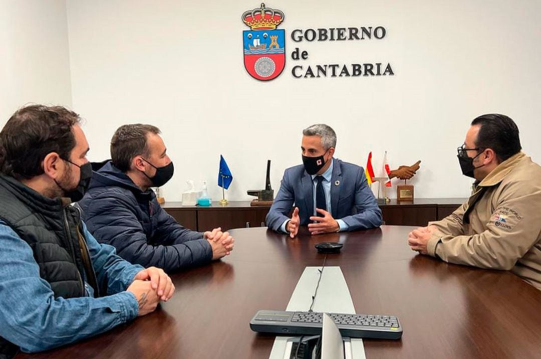 Representantes sindicales de Zener reunidos con el vicepresidente de Cantabria.