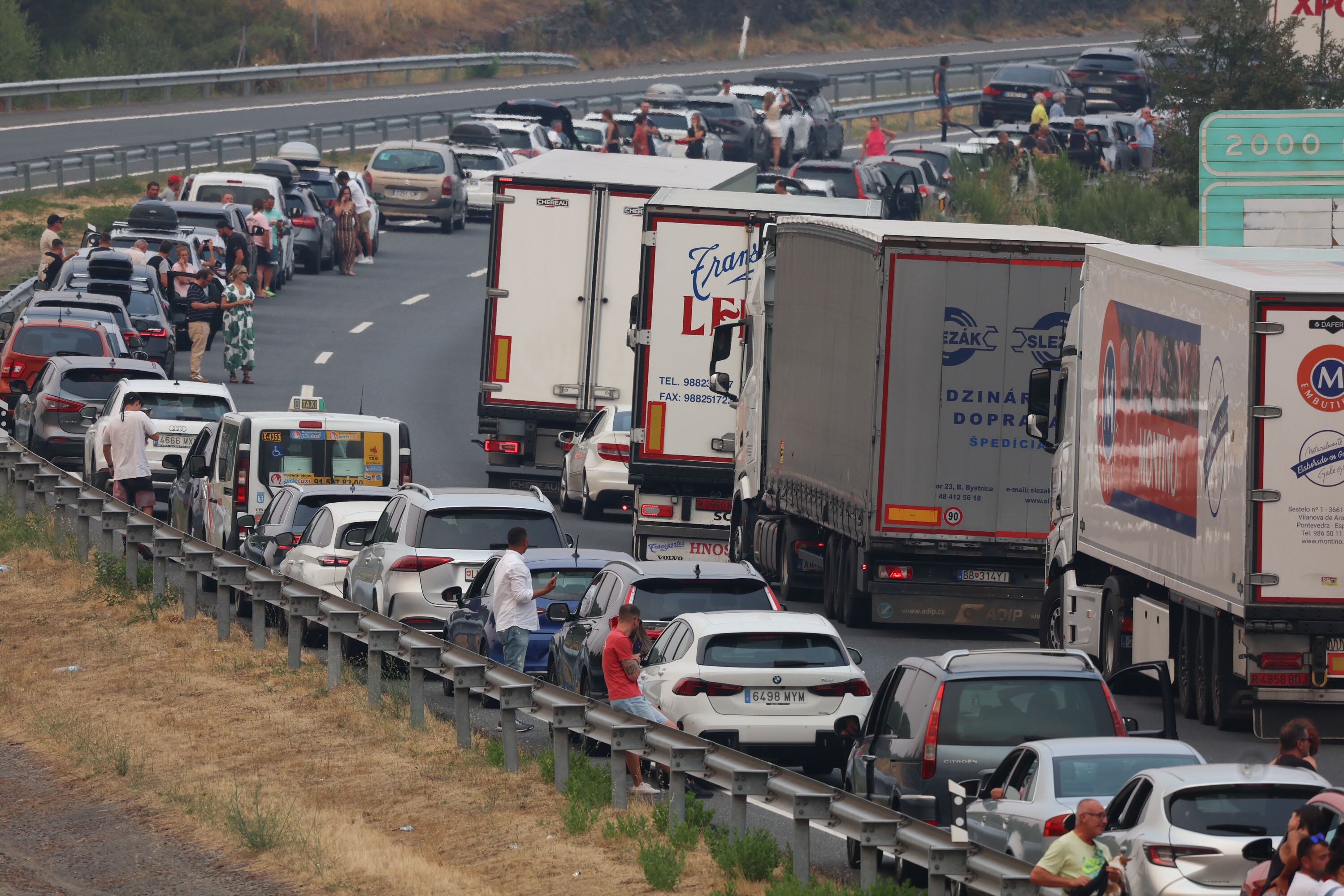Carretera cortada por las llamas del incendio de A Gudiña (Ourense), este jueves