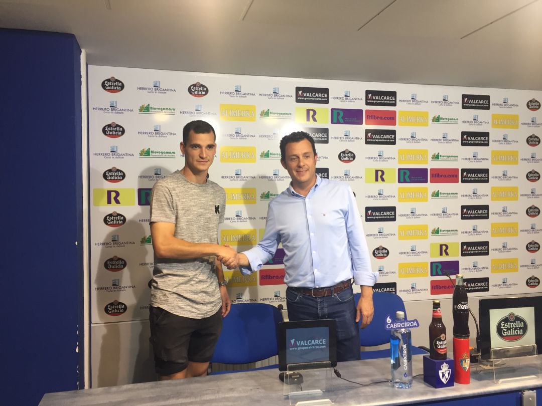 El delantero de la Ponferradina Sergio Buenacasa (a la izquierda).