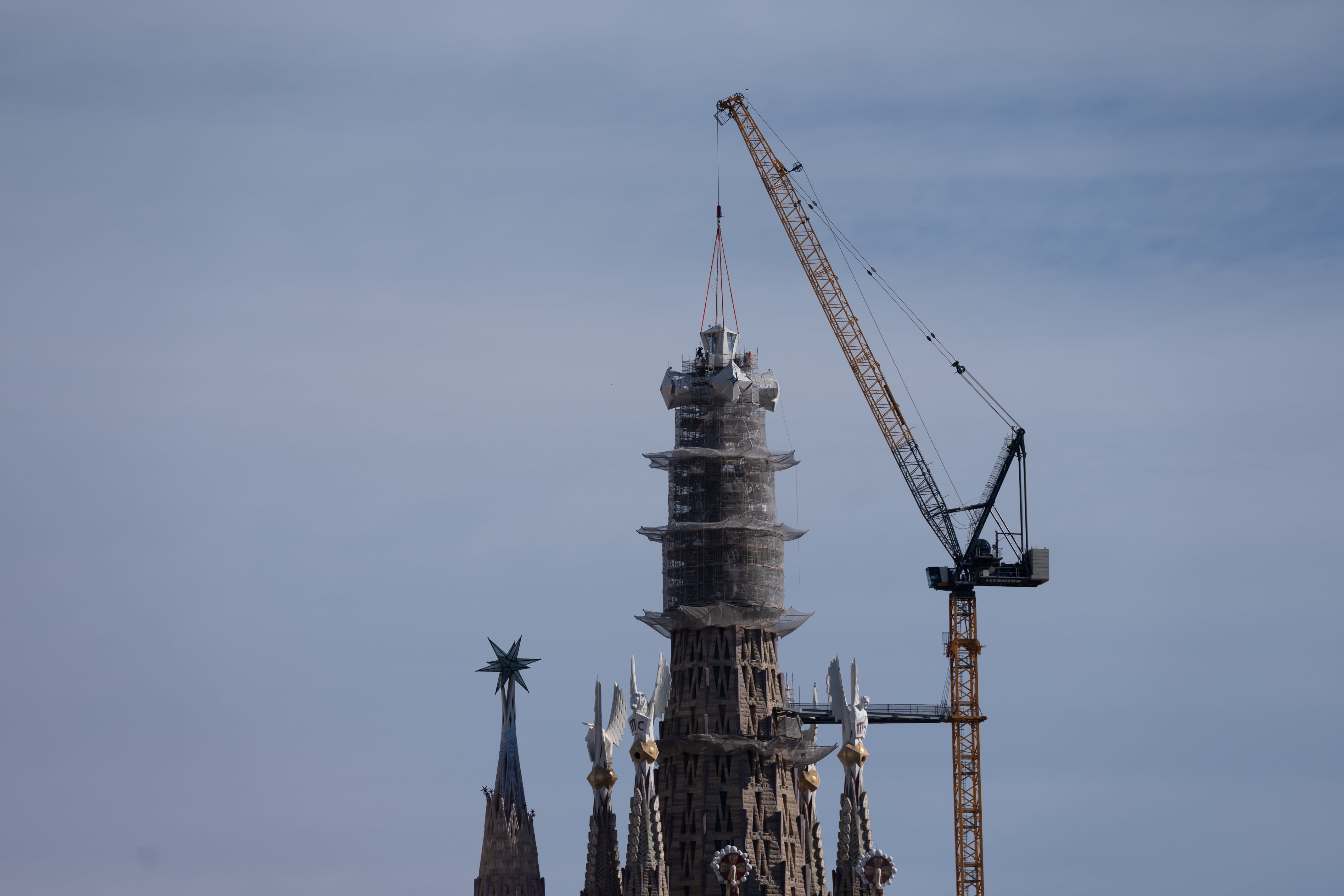La Sagrada Família col·loca el braç superior de la creu a la torre de Jesús
