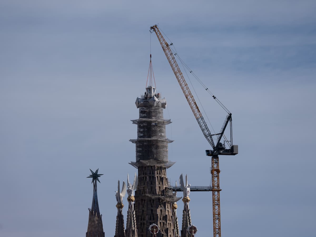 La Sagrada Familia ya es la iglesia más alta del mundo tras colocar la última pieza de la torre de Jesús