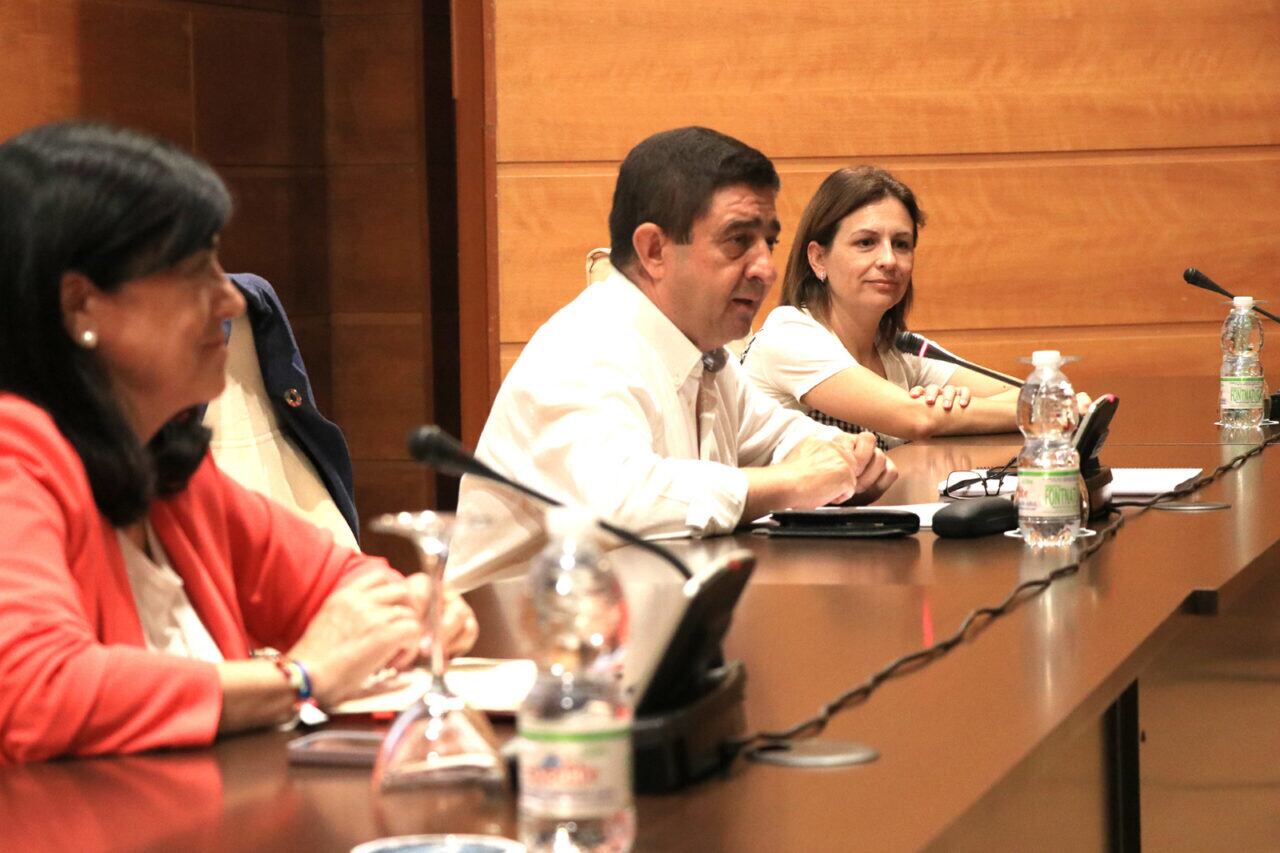 La presidenta del PSOE de Jaén, Francisca Medina; el secretario provincial, Francisco Reyes, y la secretaria de Política Municipal, Isabel Uceda.