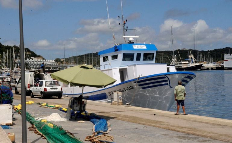 La meitat de la flota menorquina de barques de bou es troba en perill amb les noves normes de la Unió Europea.