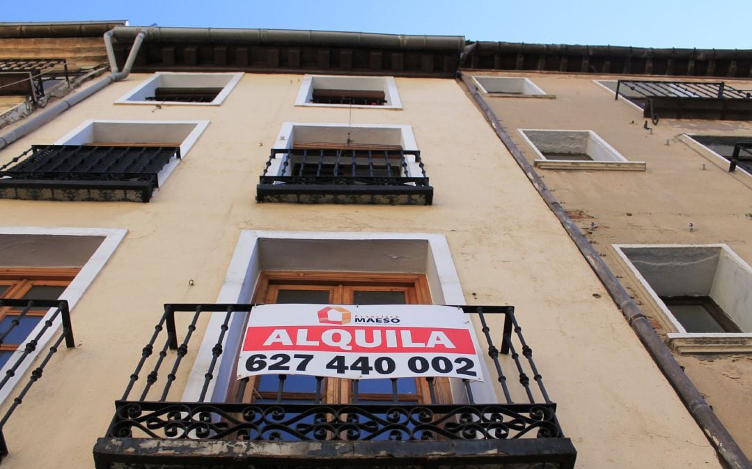 Vivienda con el cartel de &#039;se alquila&#039; en un edificio de la ciudad de Toledo.