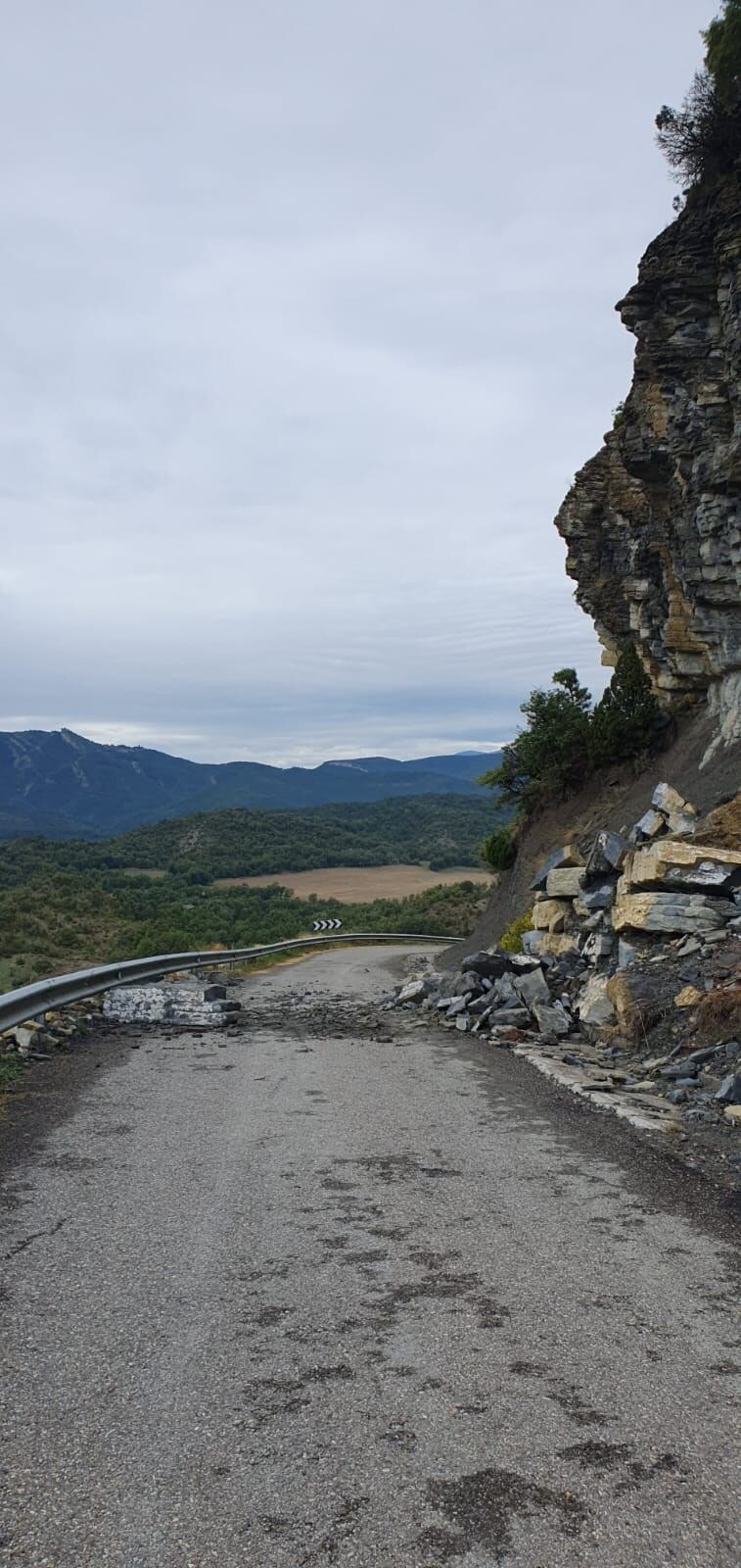 La vía municipal entre Santa María de Buil y Sarratillo se ha visto afectada por desprendimientos en la ladera