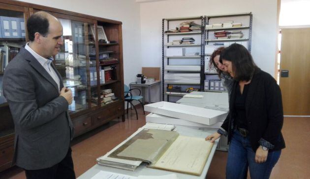 José Luis Manuel Tordesillas junto a Marina López directora del archivo