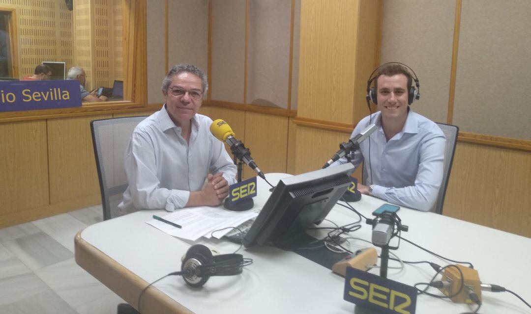 Pedro Parrilla, gerente de las Setas de la Encarnación -a la derecha-, junto a Salomón hachuel en el estudio central de Radio Sevilla