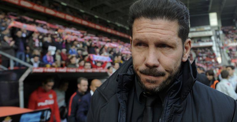 Simeone, pensativo en El Molinón