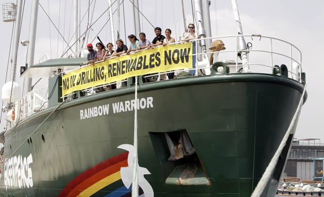 Varios miembros de la tripulacion del Rainbow Warrior posan en la proa del barco tras su llegada al puerto de Valencia