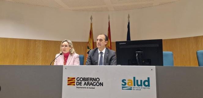 El consejero de Sanidad, José Luis Bancalero, junto a la directora gerente del Salud, Ana Castillo