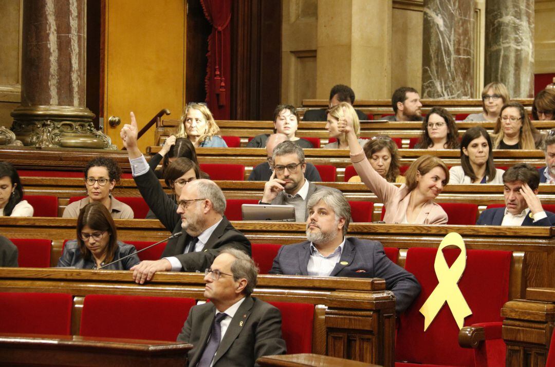 Plano de la bancada de JxCat y ERC en el Parlament con los portavoces Eduard Pujol y Anna Caula este jueves.