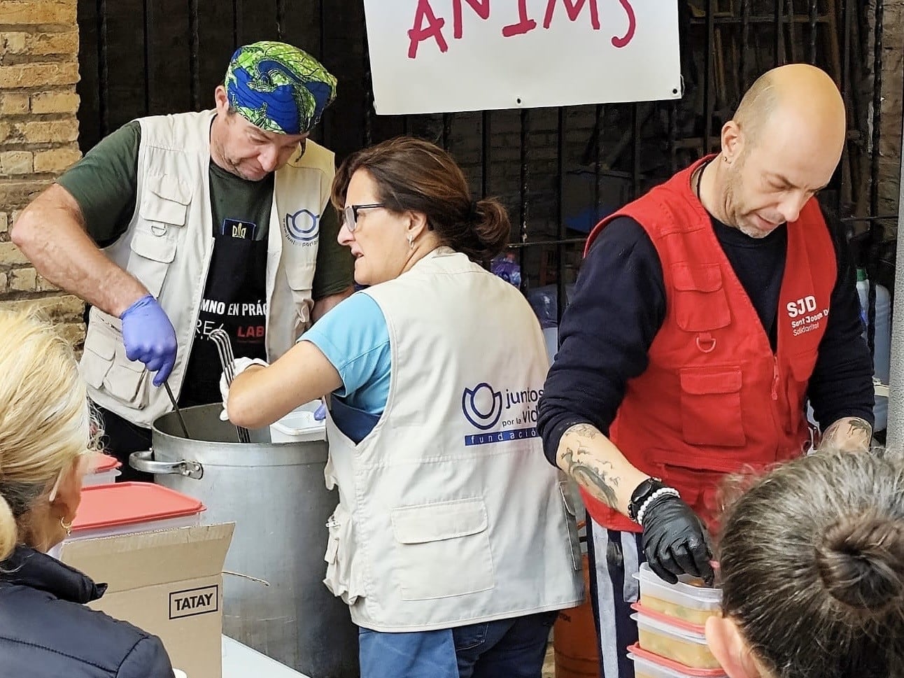 Voluntarios de Juntos por la Vida preparan comida caliente para los vecinos de la zona cero de la DANA.