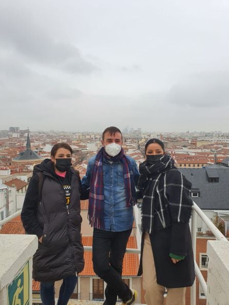 Sabela Maneiro y Aida Tarrío con Dani de la Fuente en la terraza de la SER