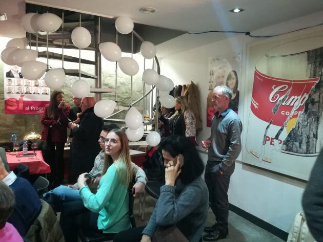 El cap de llista de Progressistes-SDP segueix atentament el resultat de l&#039;escrutini a la seu del partit.