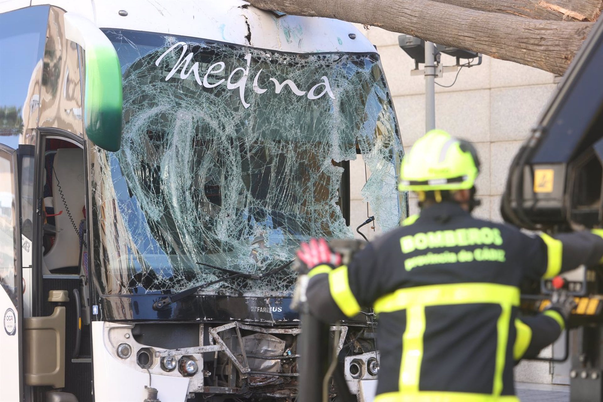 Imagen del autobús que perdió el control a la entrada de Cádiz causando tres fallecidos y dos heridos